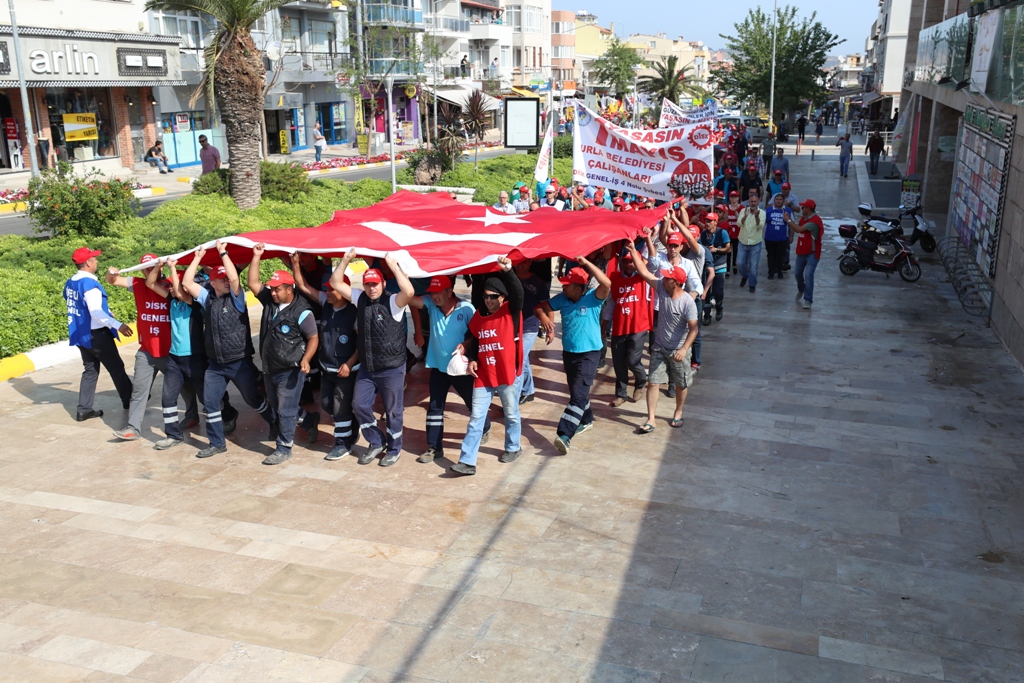 İzmir'in ilçelerinde 1 Mayıs coşkusu