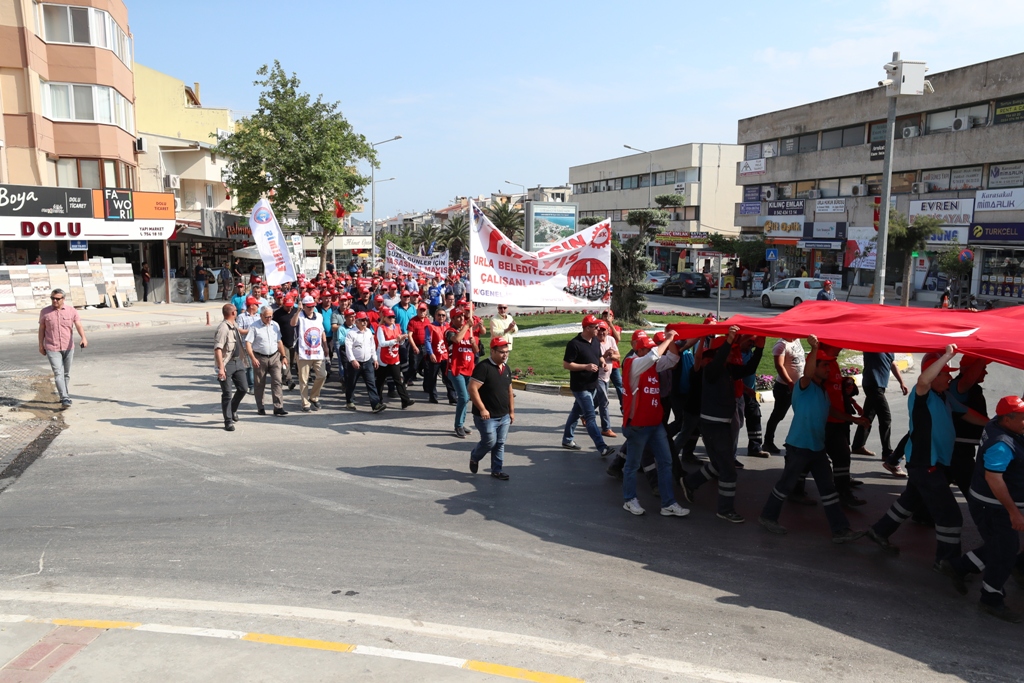 İzmir'in ilçelerinde 1 Mayıs coşkusu