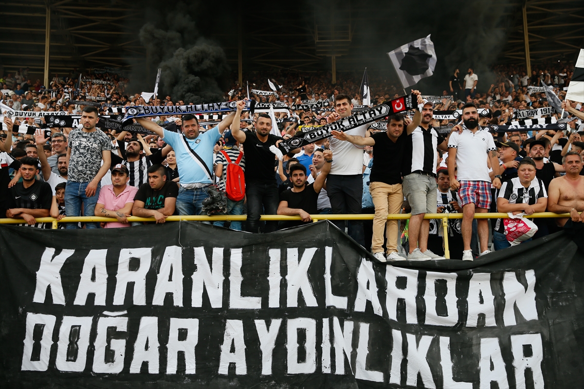 Atatürk Stadı'nda siyah-beyaz şov