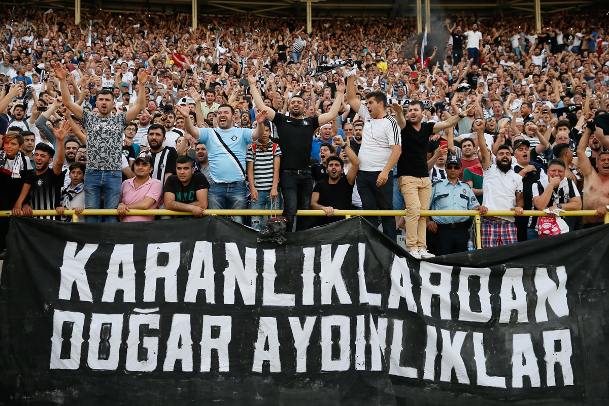Atatürk Stadı'nda siyah-beyaz şov