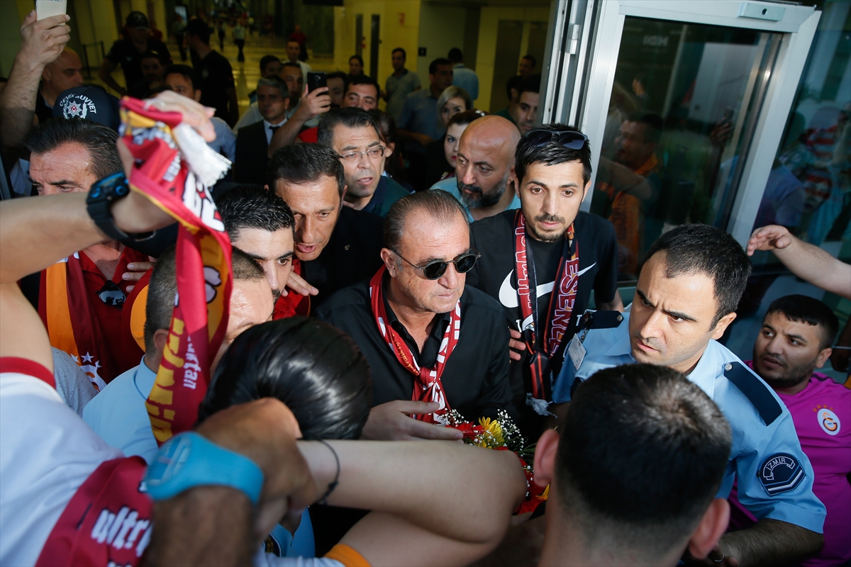 Galatasaray İzmir'de tezahüratlarla karşılandı