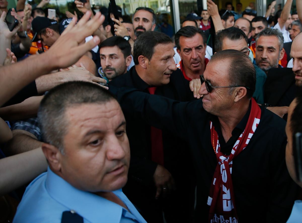 Galatasaray İzmir'de tezahüratlarla karşılandı