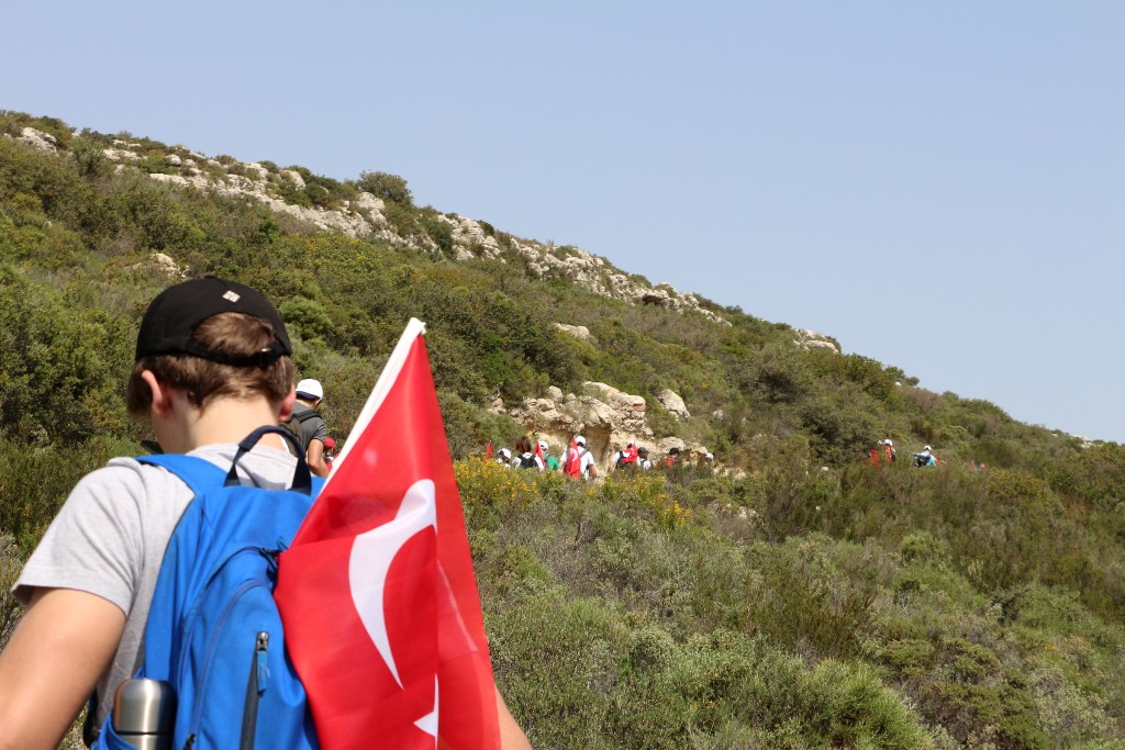 İzmir'in dağlarında Ata'ya saygı yürüyüşü