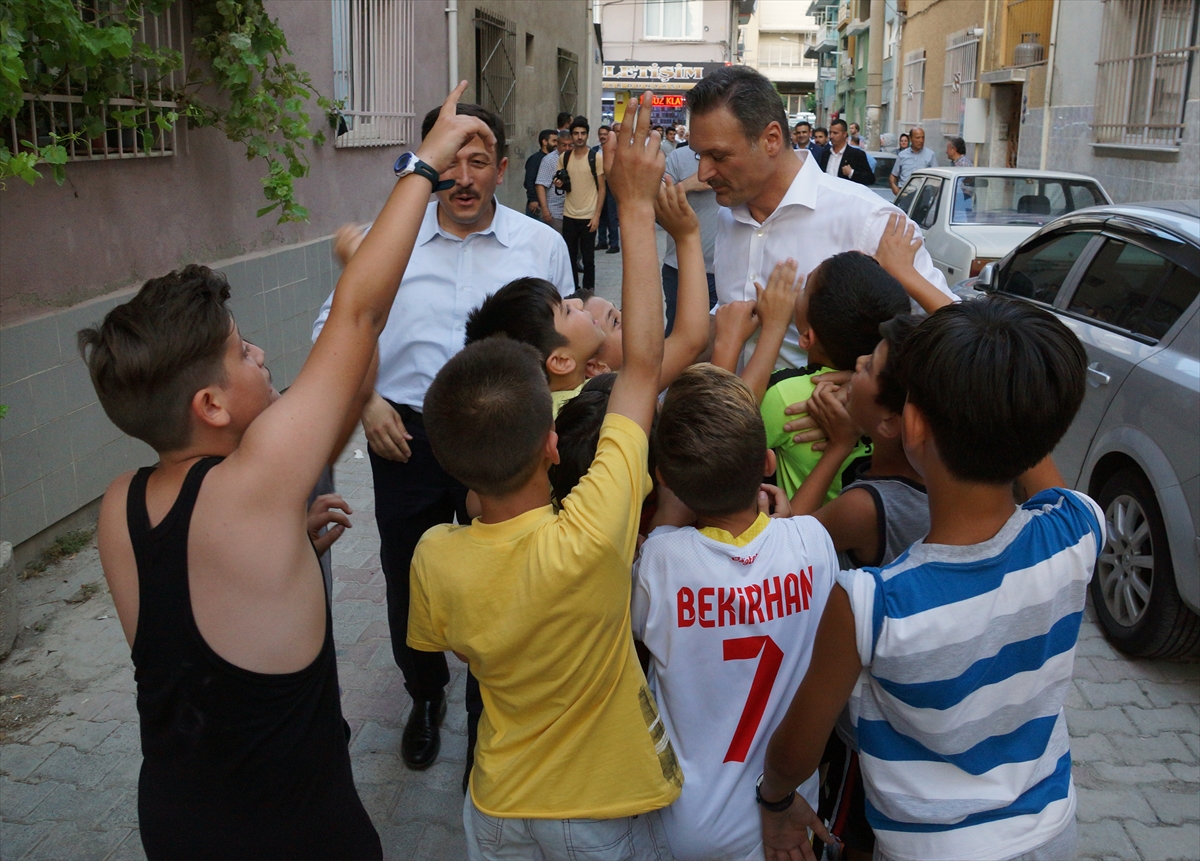 Hamza Dağ ile Alpay Özalan sokakta maç yaptı!