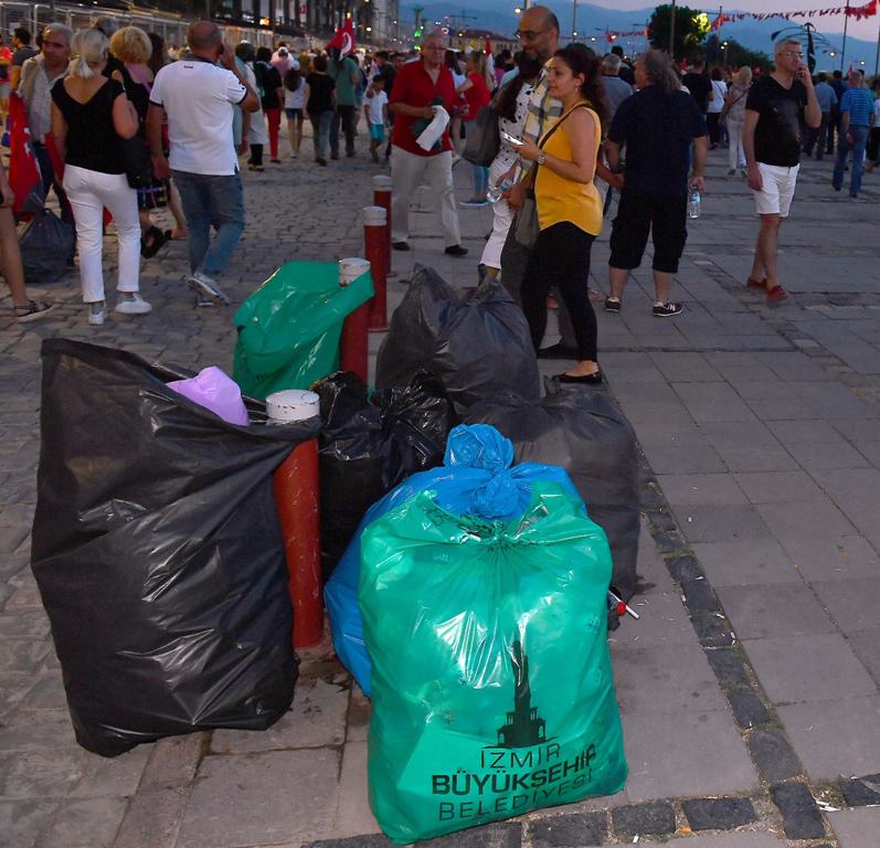İzmir farkı; Arkalarında bir çöp bile bırakmadılar...