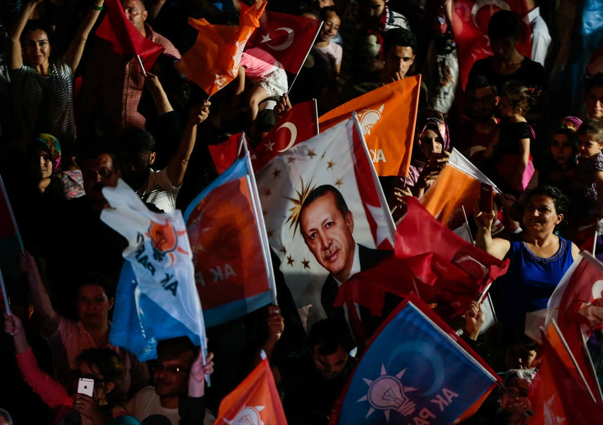 İzmir'de AK Partili vatandaşlar kutlamalara başladı