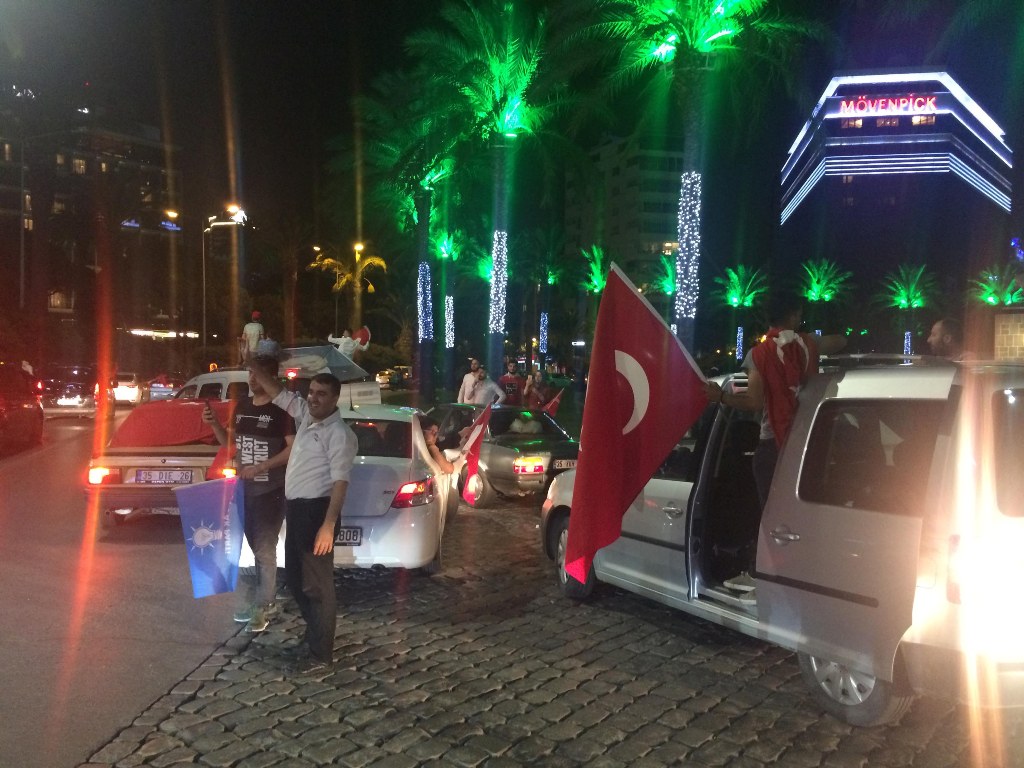 İzmir'de AK Partili vatandaşlar kutlamalara başladı