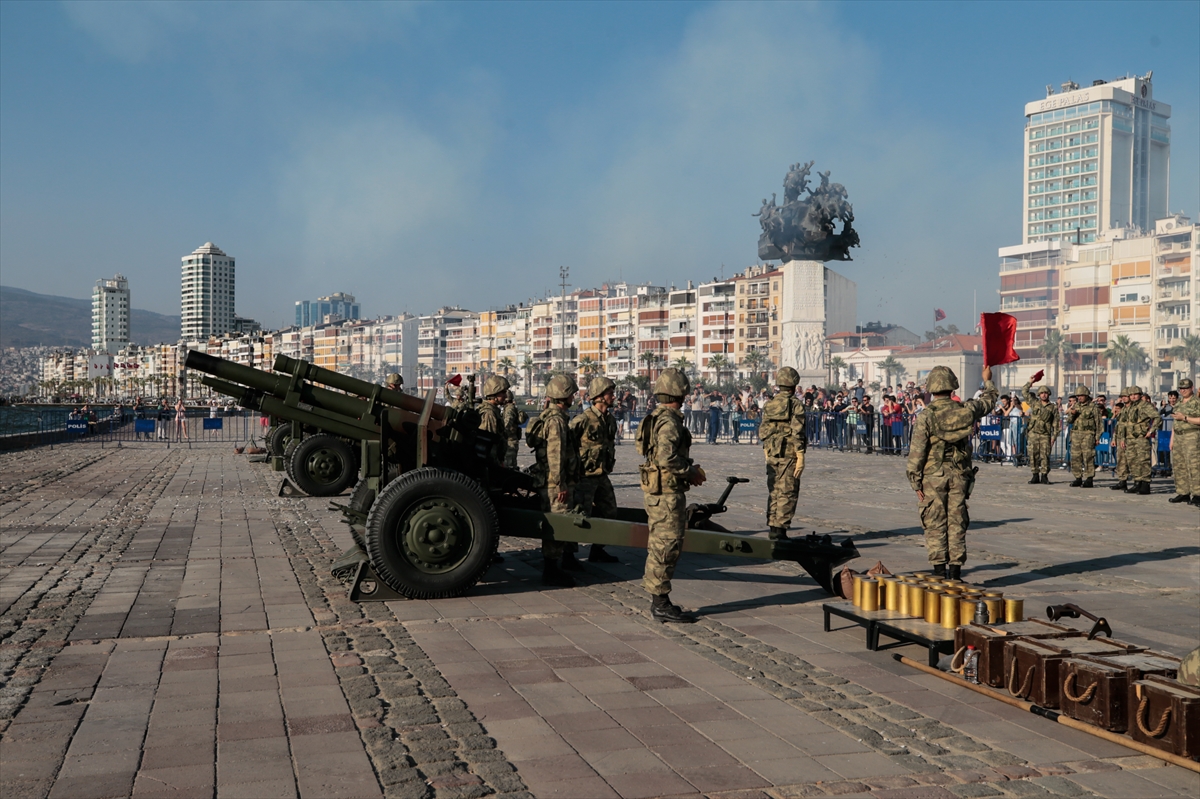 İzmir'de 101 pare top atışı yapıldı