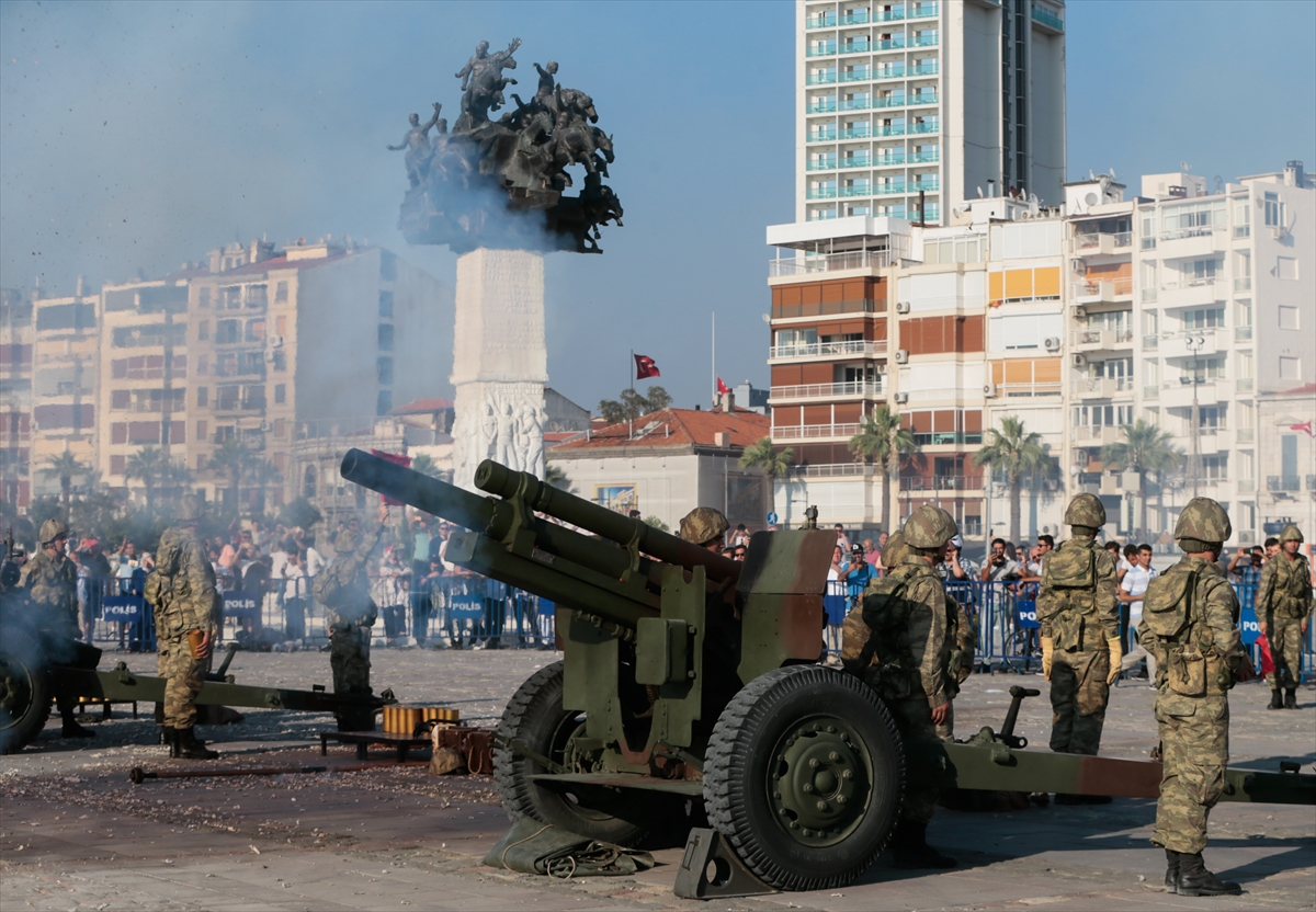 İzmir'de 101 pare top atışı yapıldı