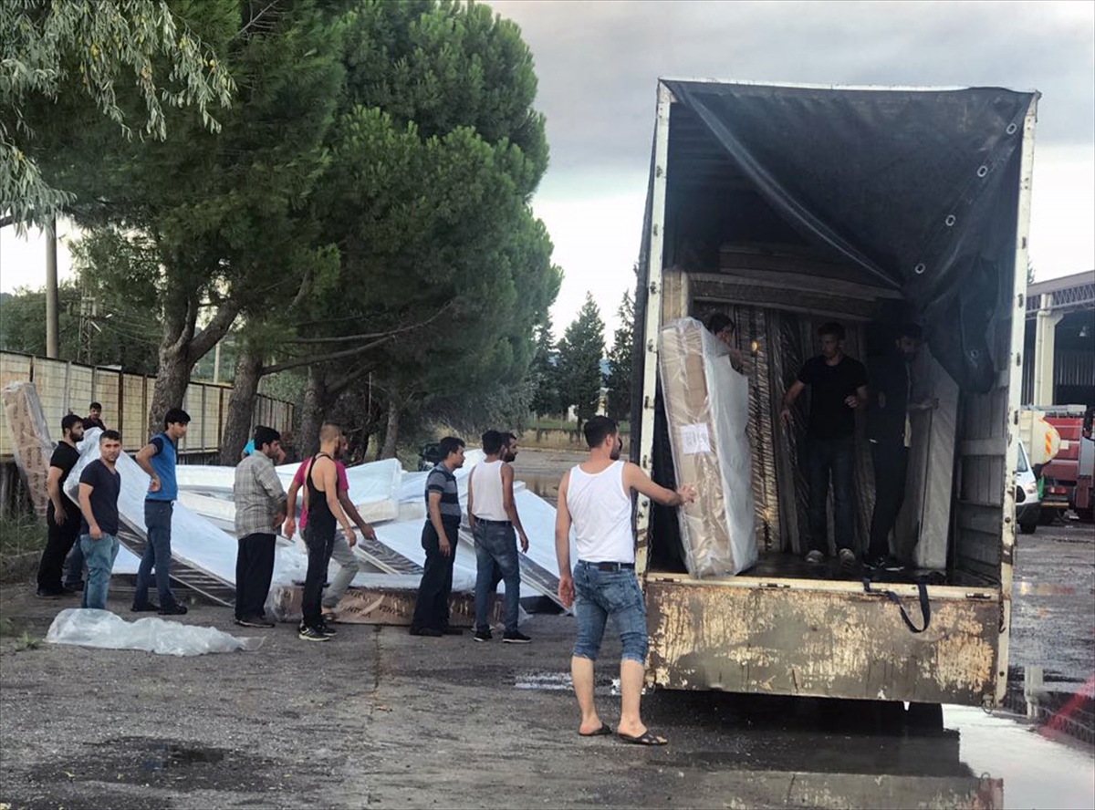 İzmir'de mobilya fabrikası kül oldu