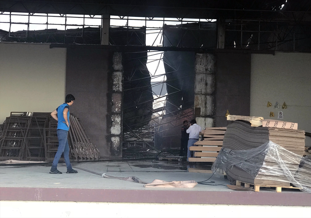 İzmir'de mobilya fabrikası kül oldu