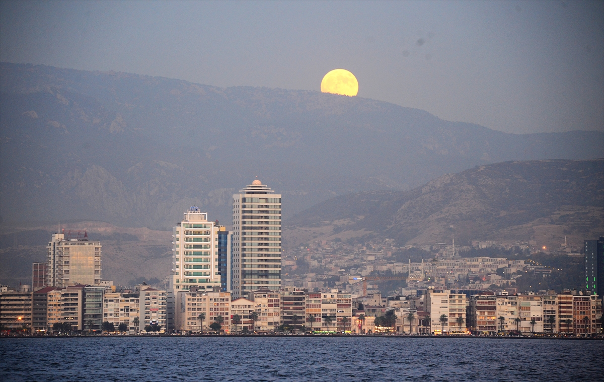 İzmir'de Kanlı Ay Tutulması