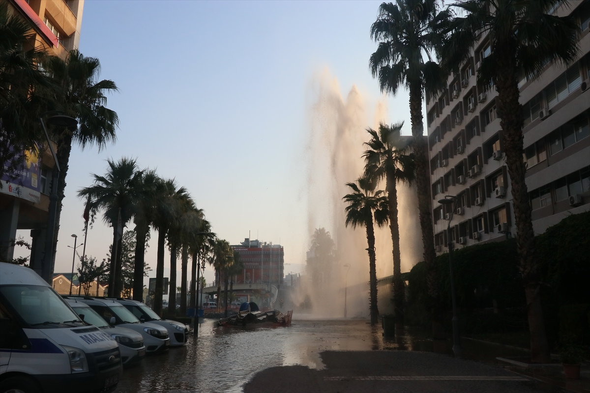 İzmir'de su borusu patladı