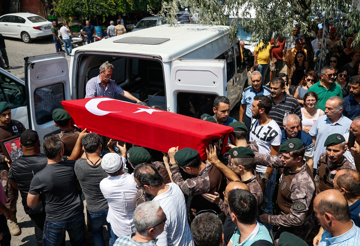Şehit özel harekat polisi İzmir'de son yolculuğuna uğurlandı