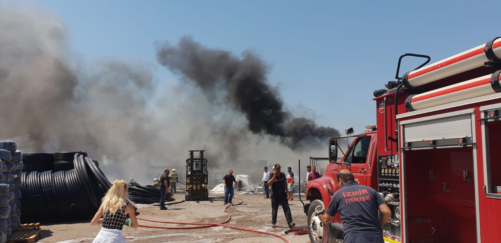 İzmir'de korkutan fabrika yangnı