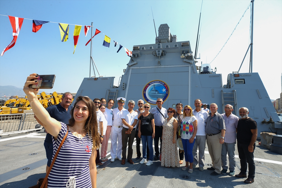 Savaş gemileri vatandaşların ziyaretine açıldı