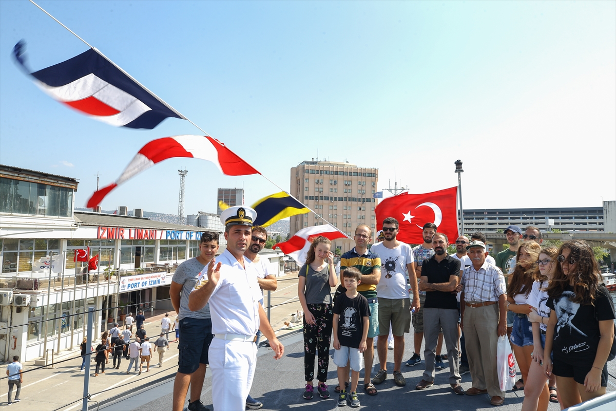Savaş gemileri vatandaşların ziyaretine açıldı