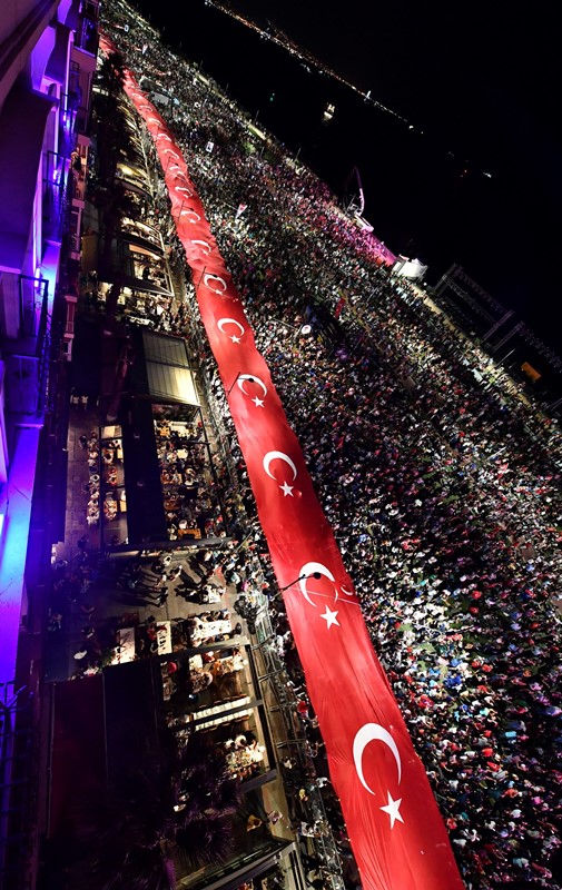 İzmir'de coşkulu zafer gecesi