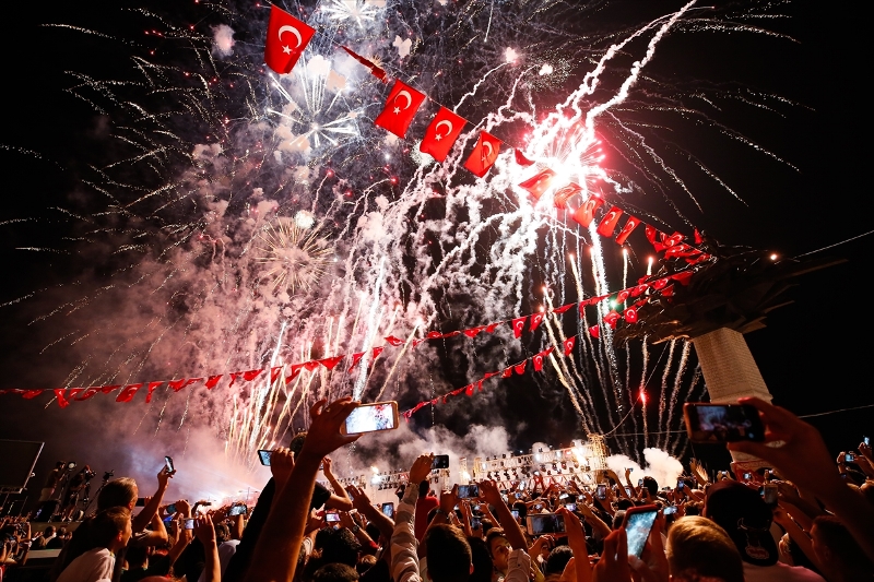 İzmir'de coşkulu zafer gecesi