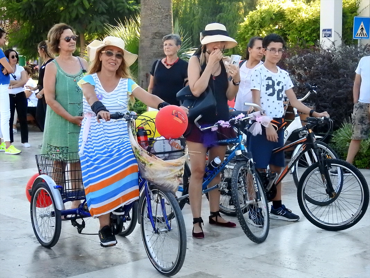 İzmir'de 'Süslü Kadınlar'dan bisiklet turu