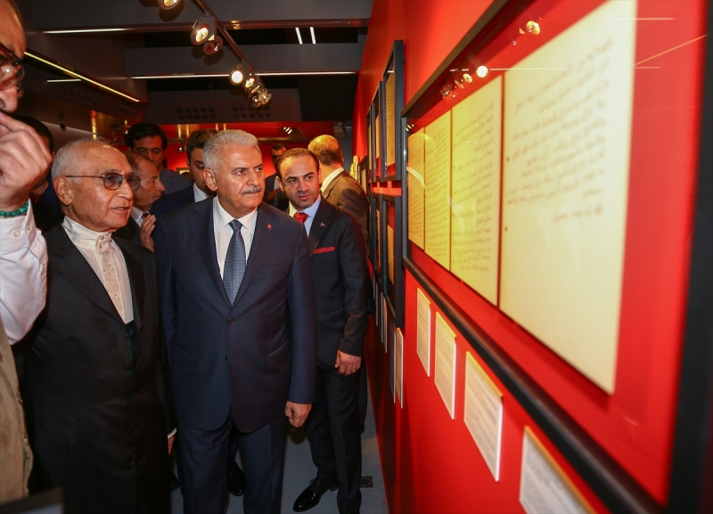 Atatürk sergisini Yıldırım açtı