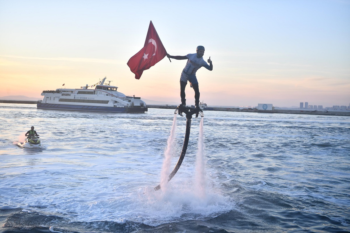 İzmirlilere flyboard sürprizi!