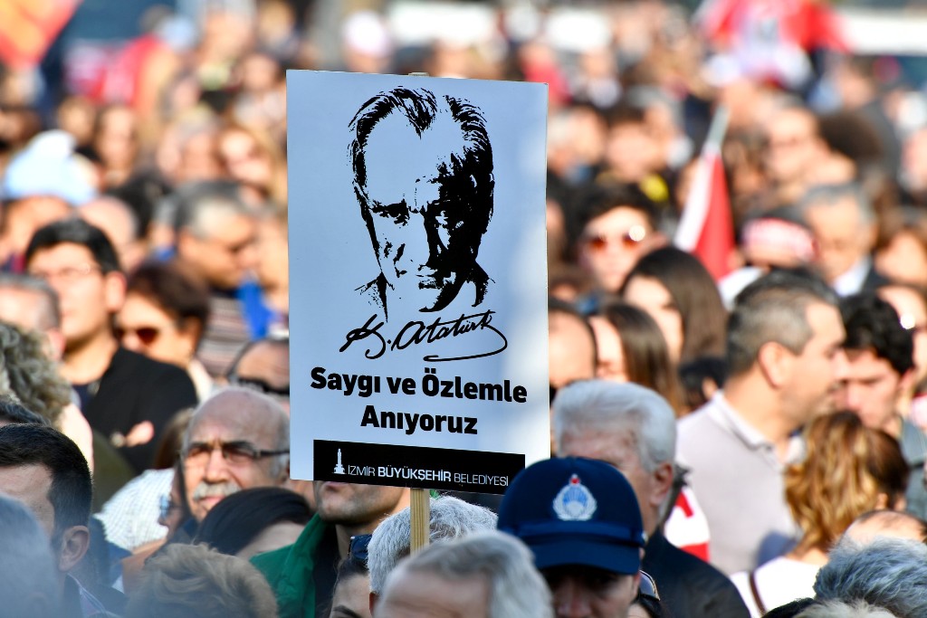 On binlerce İzmirli Atası'na saygı için yürüdü...