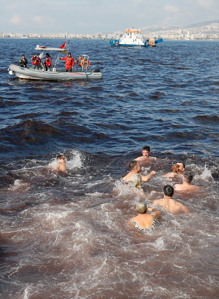 Soğuk havaya aldırmadan denize atılan haç için yarıştılar