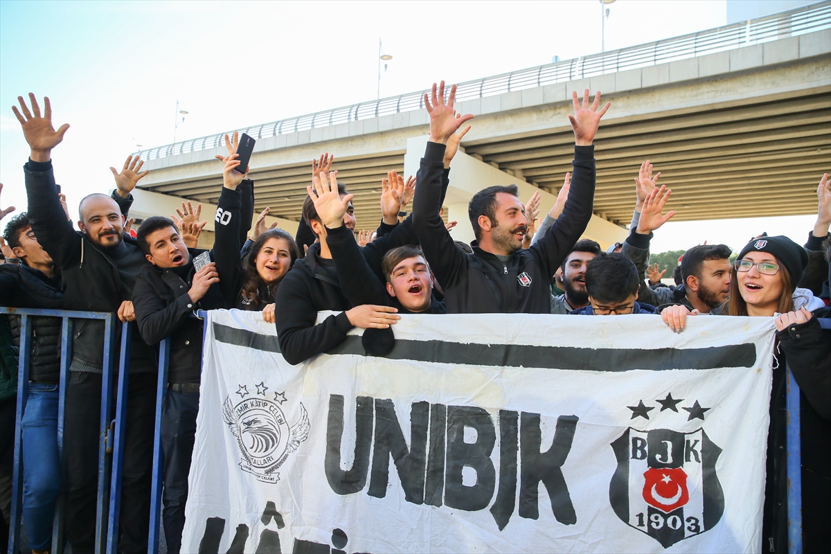 Beşiktaş'ı İzmir'de taraftarları karşıladı!