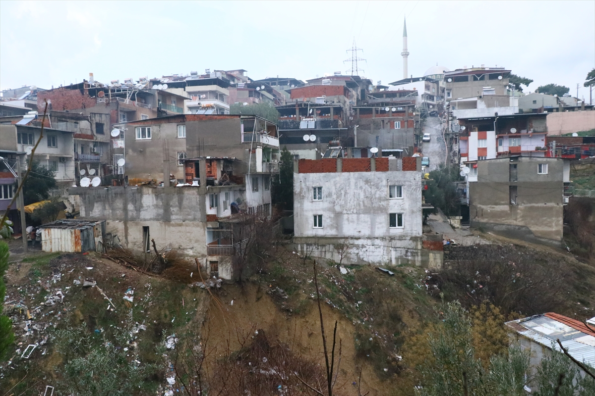 İzmir'de heyelan tehlikesi nedeniyle iki ev boşaltıldı!