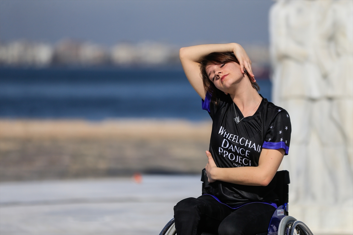CHP'li Soyer, farkındalık için tekerlekli sandalye ile gezdi