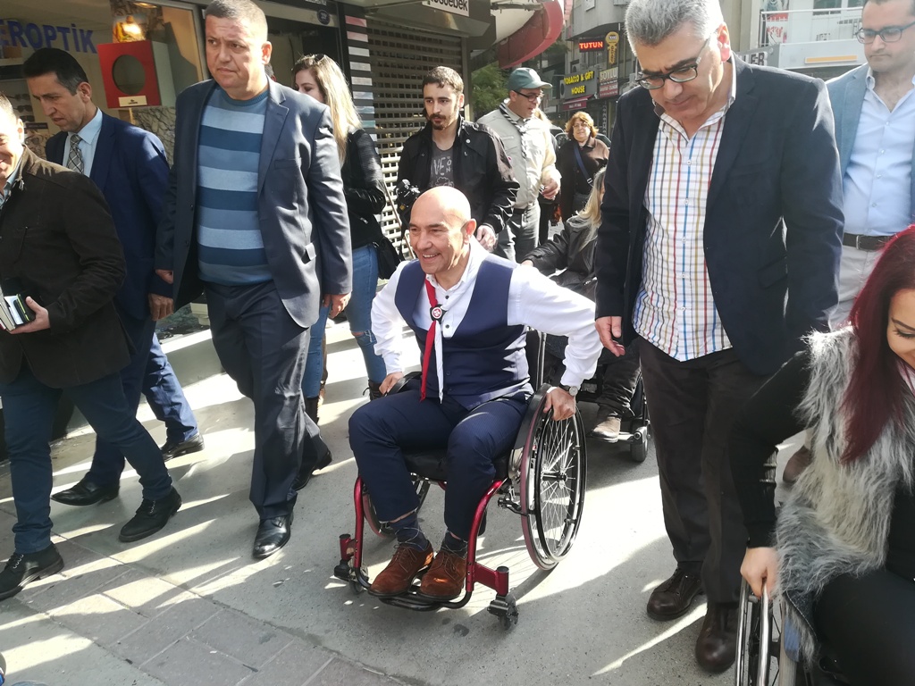 CHP'li Soyer, farkındalık için tekerlekli sandalye ile gezdi