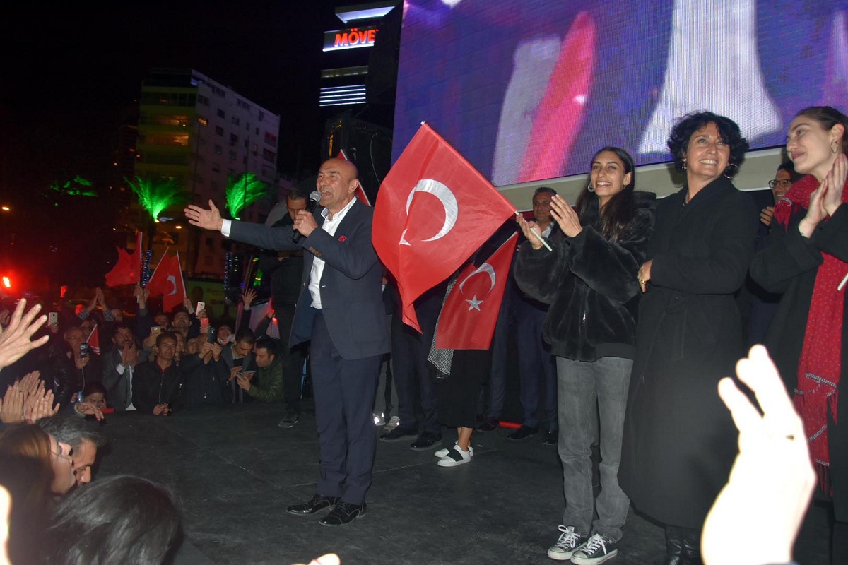 CHP'lilerden Cumhuriyet Meydanı'nda büyük coşku