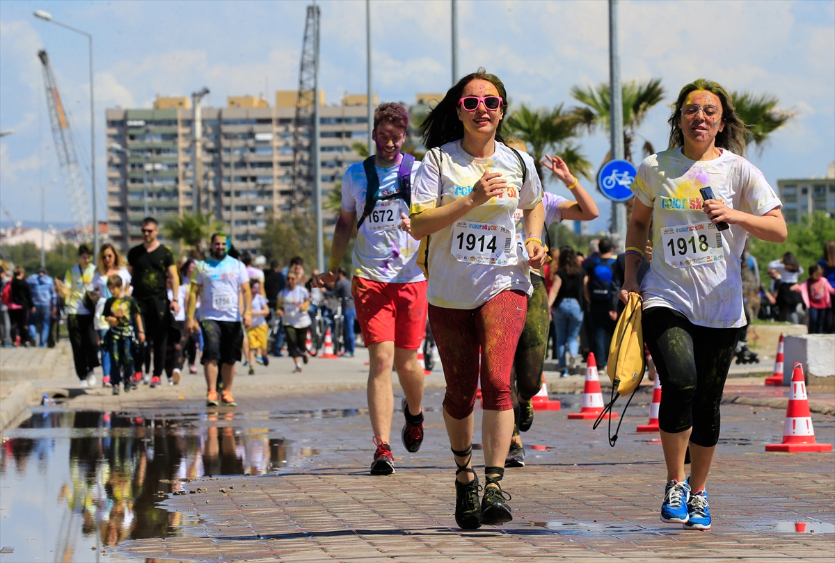 İzmir'de 'renkli koşu' festivali