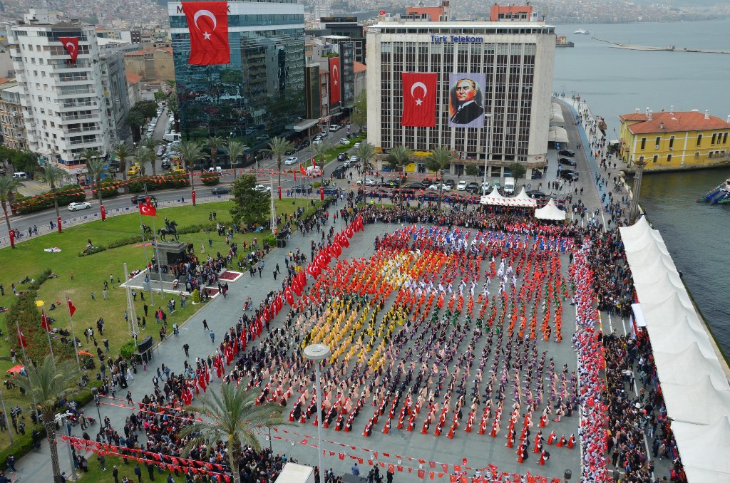 İzmir'de 23 Nisan'dan renkli görüntüler...