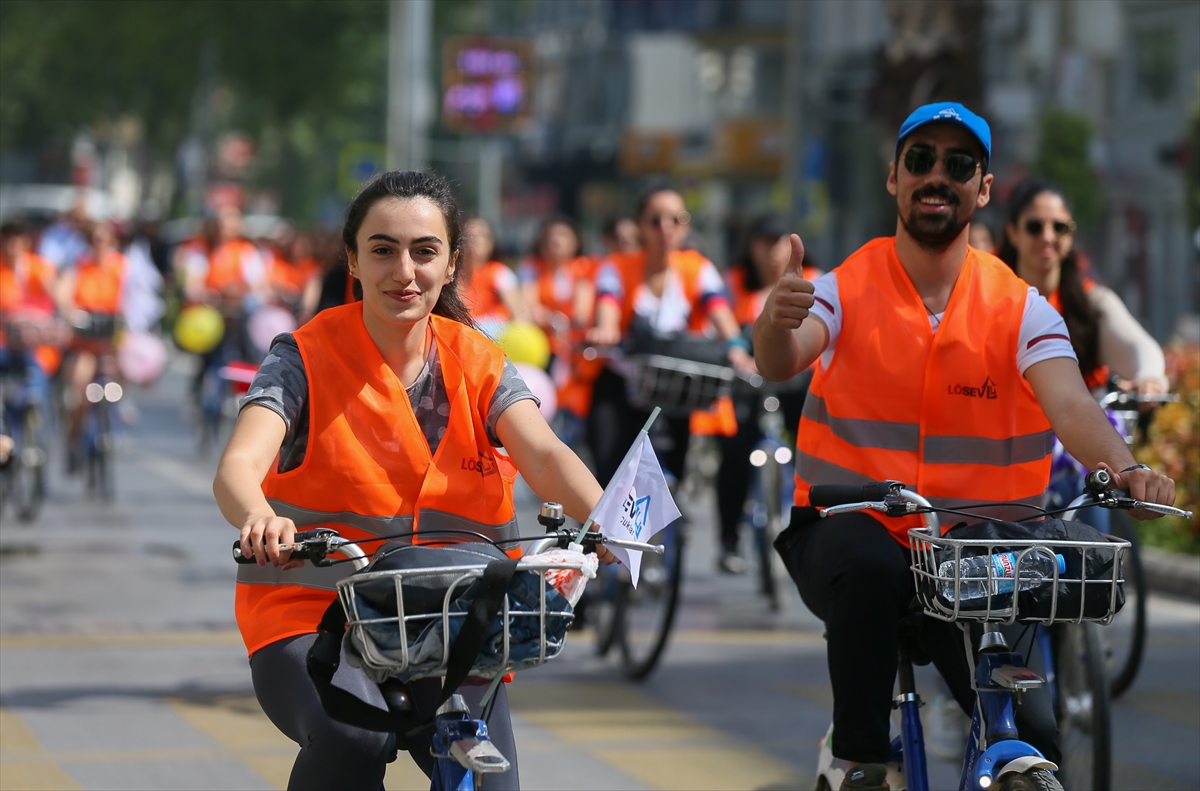 İzmir'de sağlıklı yaşam için pedal çevirdiler