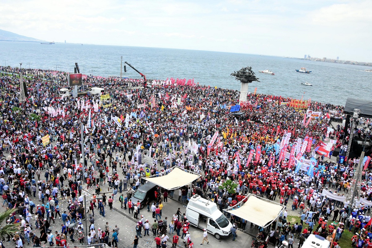 İzmir'de 1 Mayıs'a coşkulu kutlama...