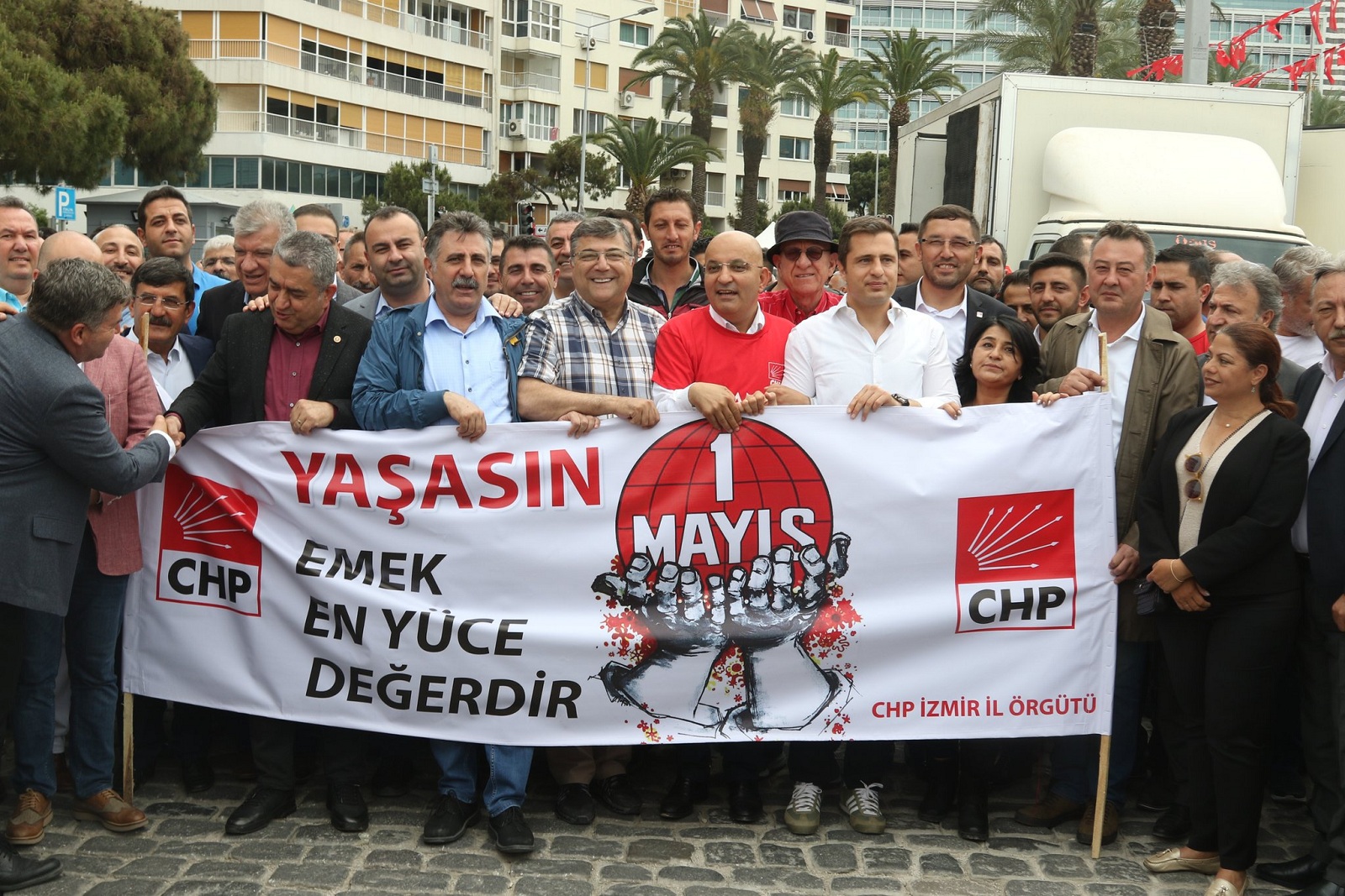 İzmir'de 1 Mayıs'a coşkulu kutlama...