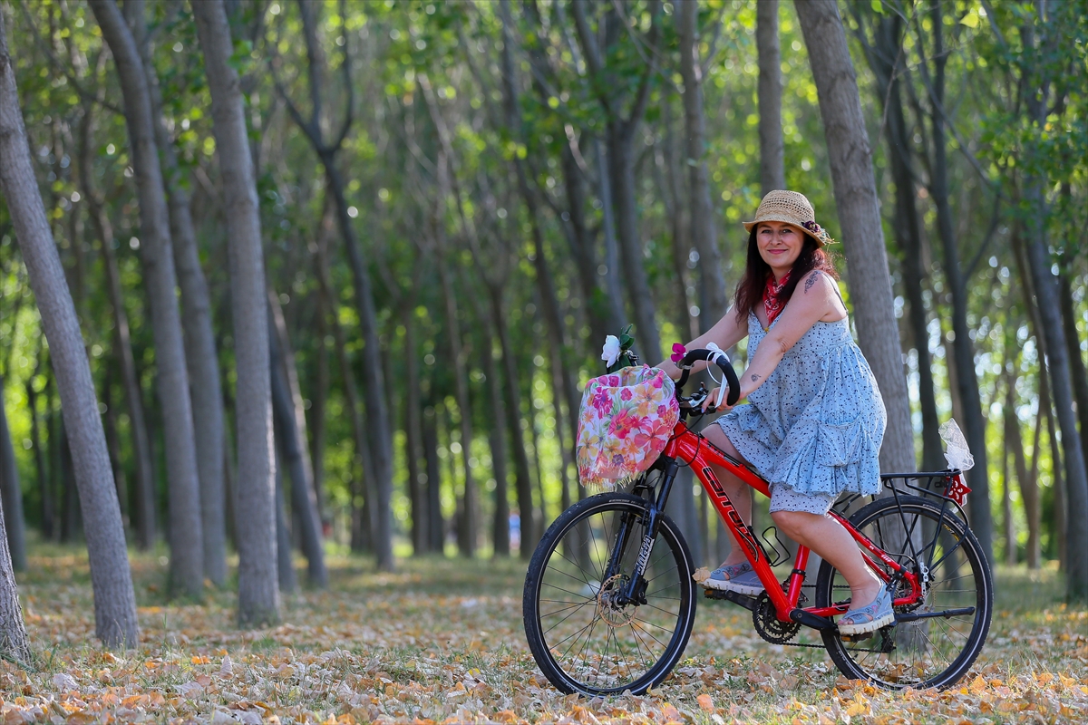 İzmir'in süslü kadınları bisikletten vazgeçmiyor