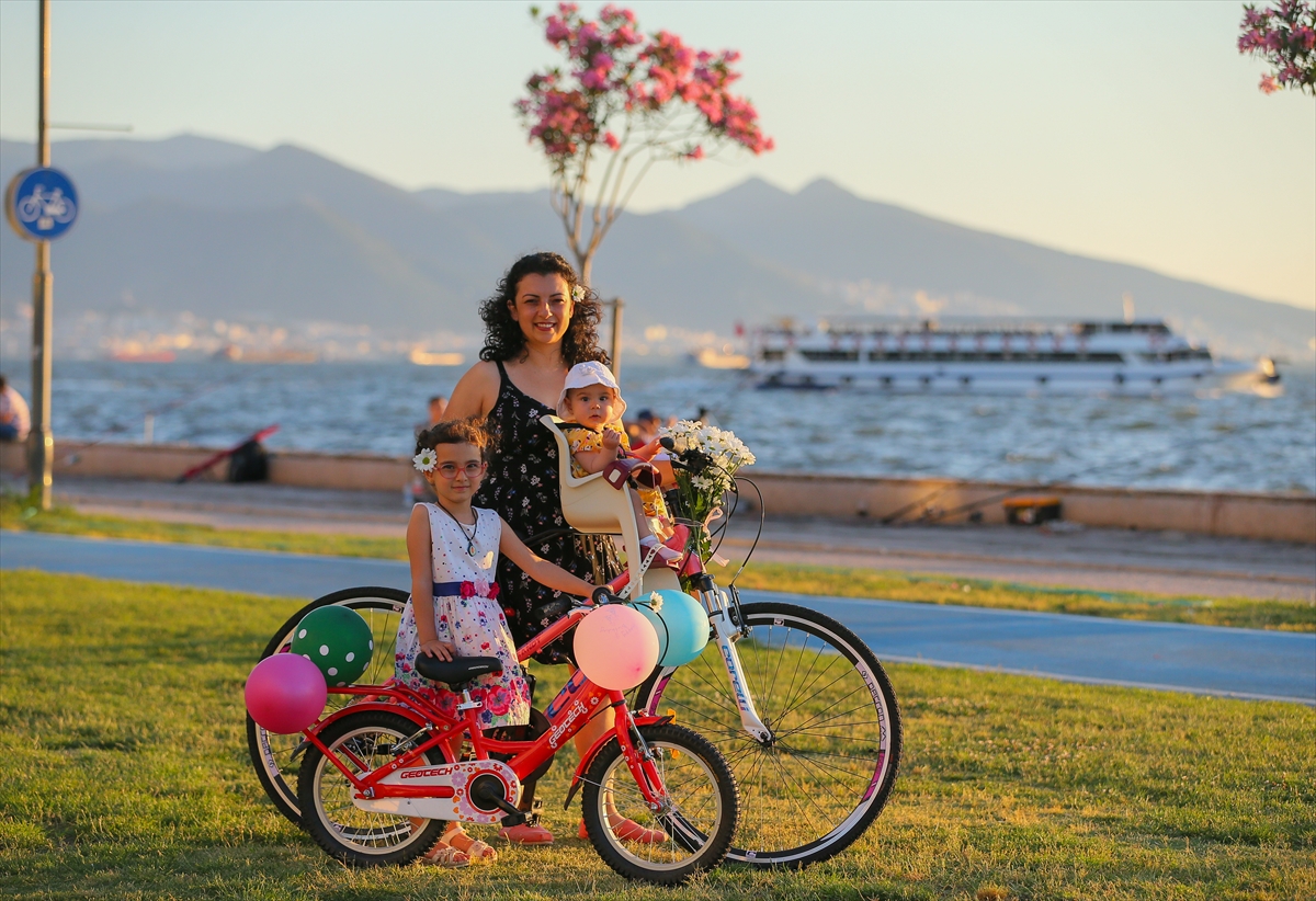 İzmir'in süslü kadınları bisikletten vazgeçmiyor