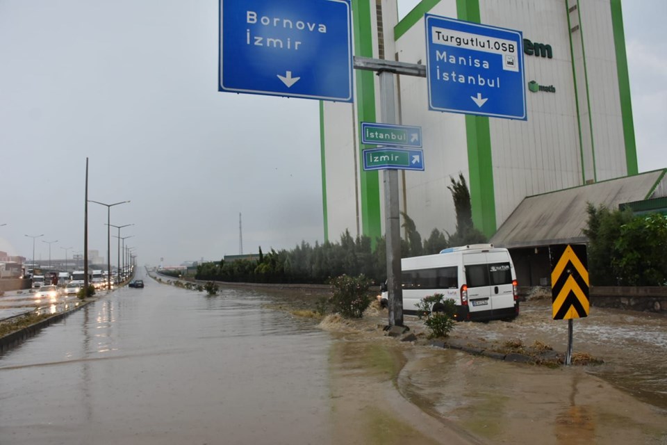 İzmir-Ankara yolu ulaşıma kapandı