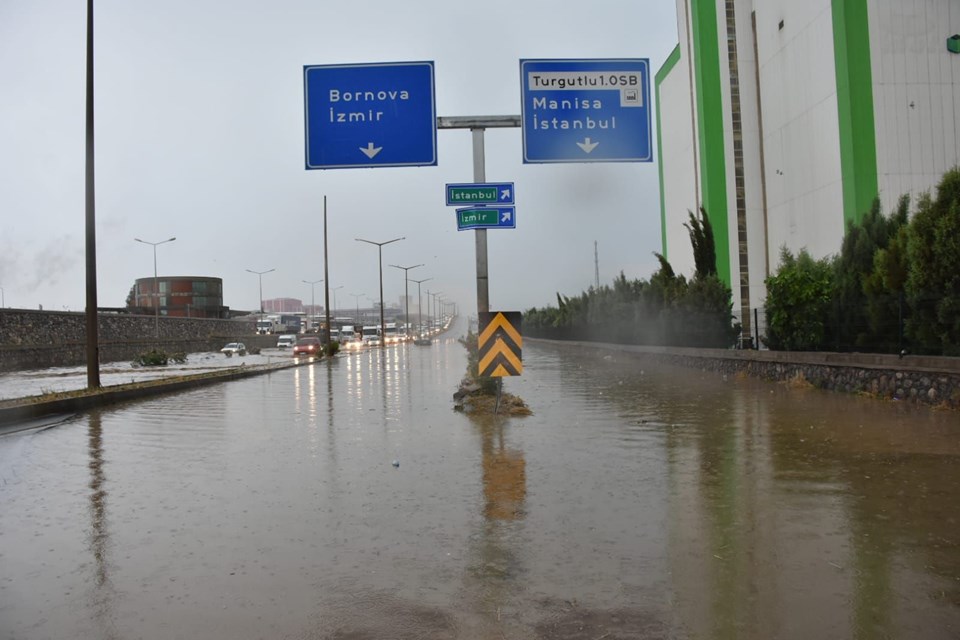 İzmir-Ankara yolu ulaşıma kapandı