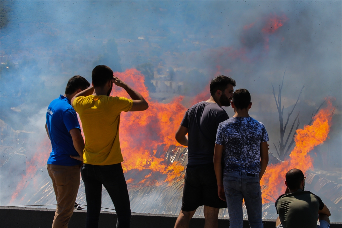 İzmir'de palet deposunda yangın