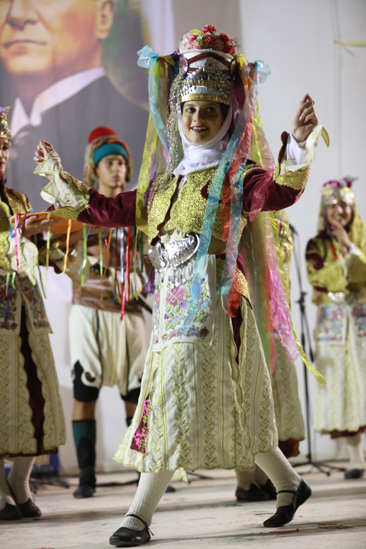 Uluslararası Halk Dansları Güzelbahçe'yi coşturdu