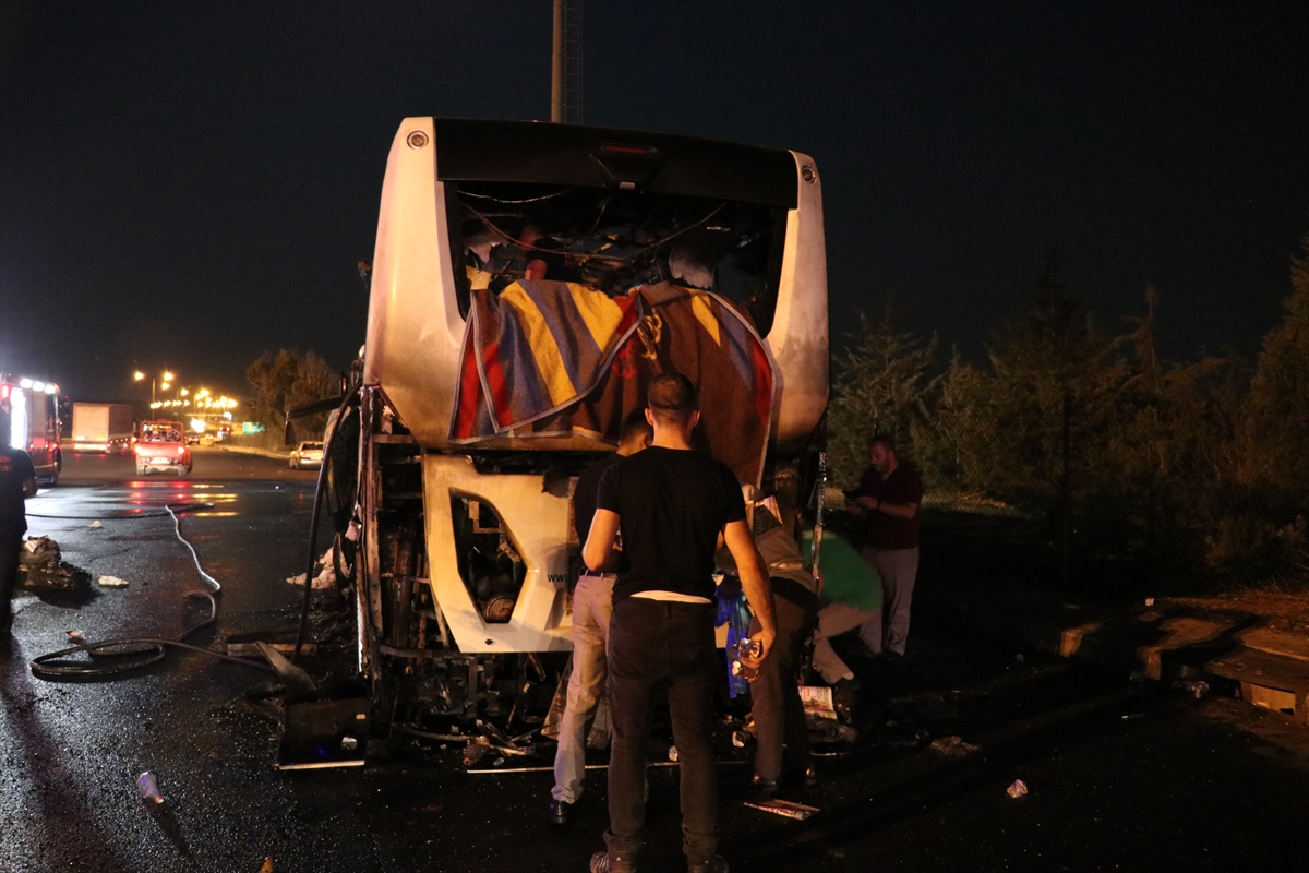 İzmir'de seyir halindeki otobüste yangın çıktı