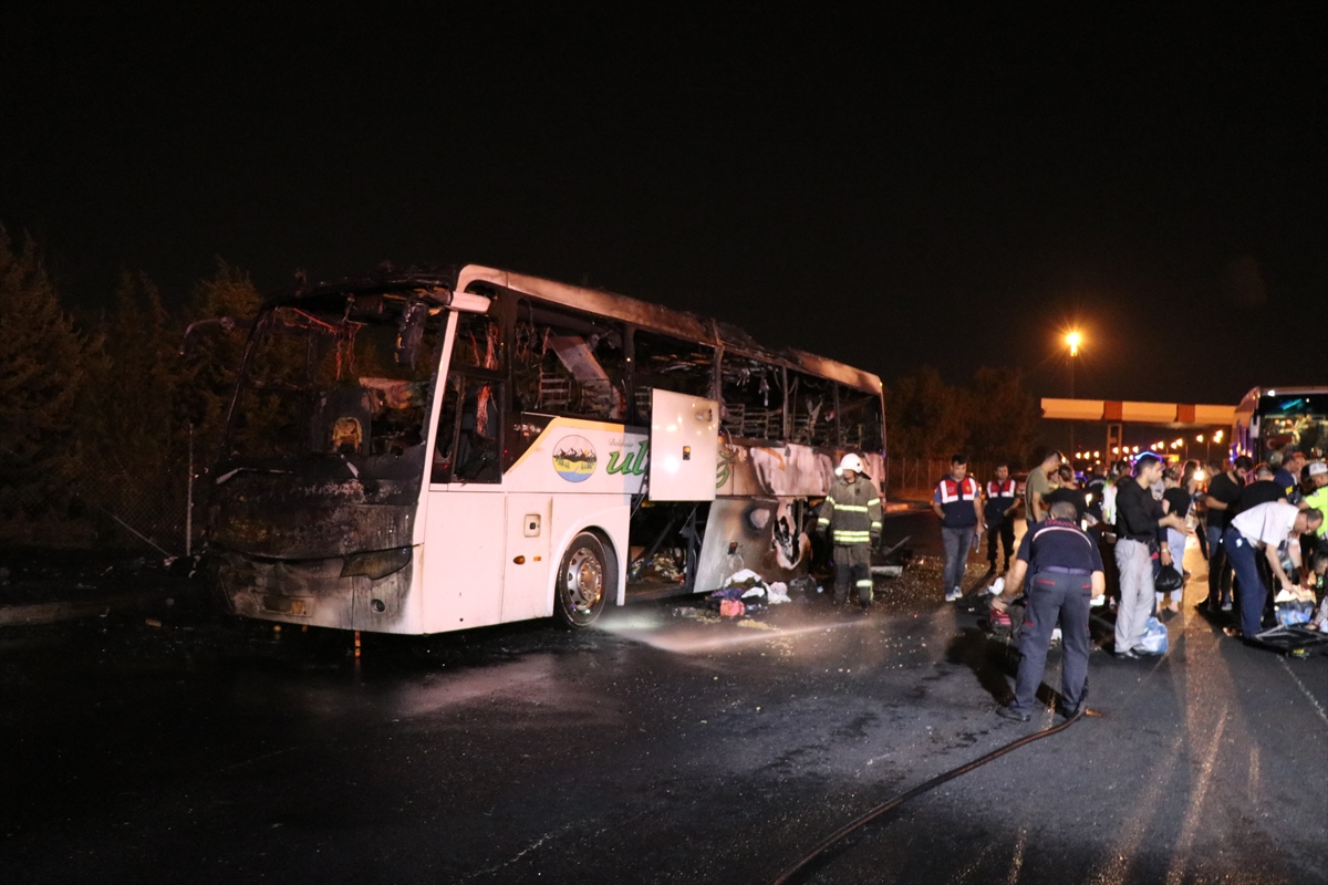 İzmir'de seyir halindeki otobüste yangın çıktı