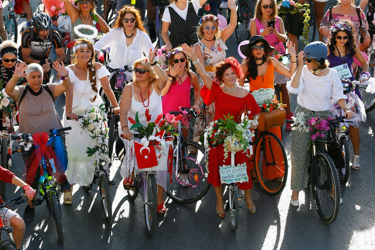 İzmir'in süslü kadınları yolları şenlendirdi