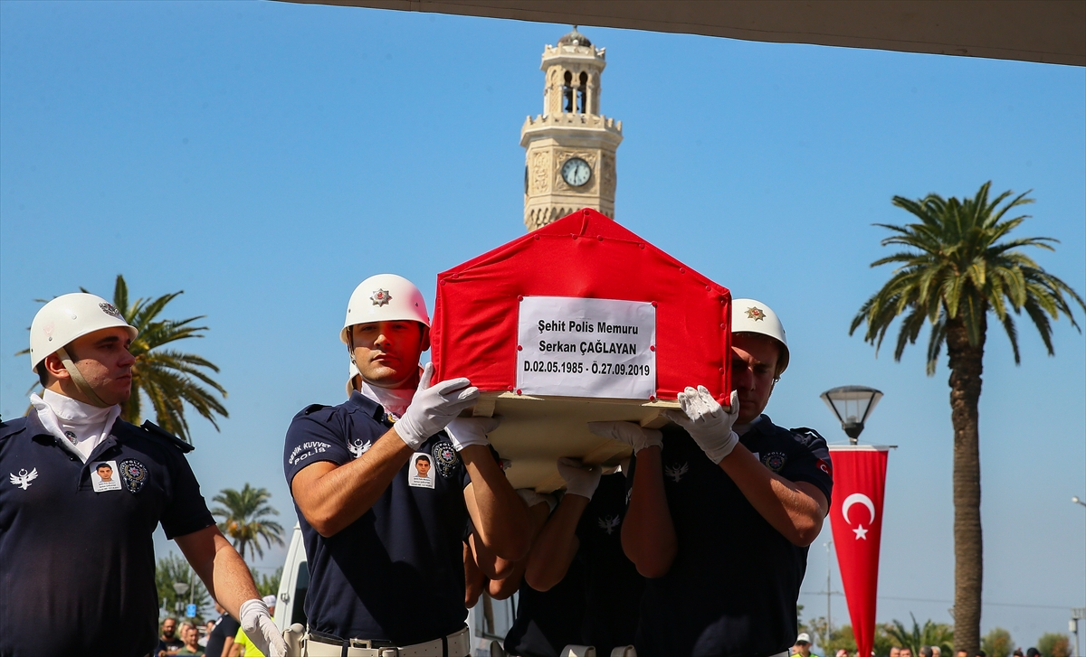 İzmir'de şehit polis için tören