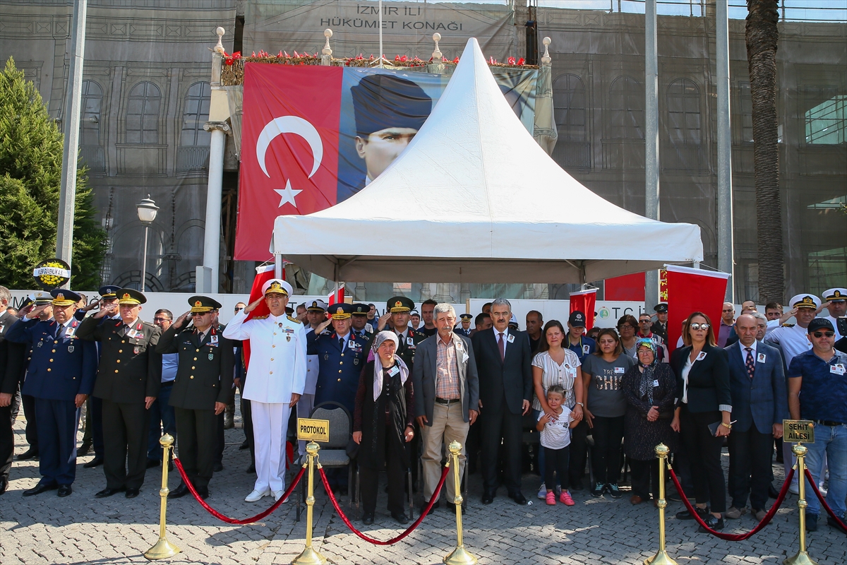 İzmir'de şehit polis için tören