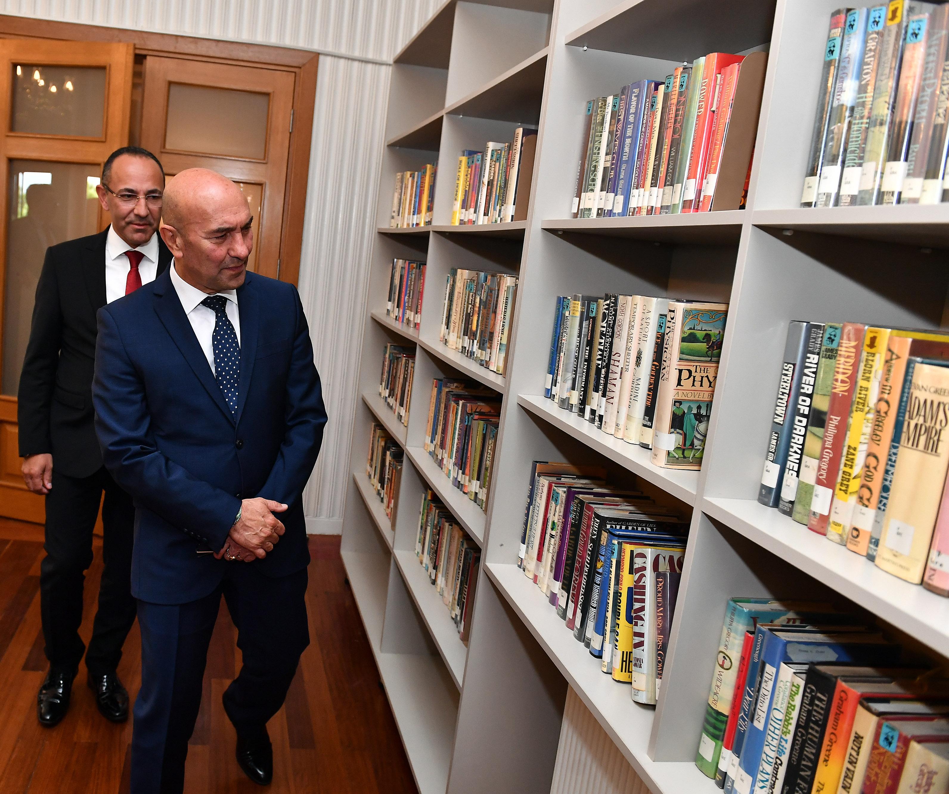 İzmir’in dijital kütüphanesi hizmete açıldı